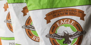 Una foto del packaging realizzato per Eagle Brand, tre sacchi della farina africana