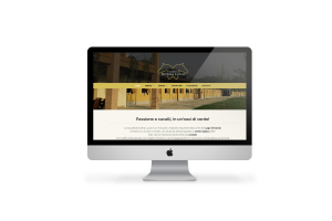 Il sito internet aziendale che abbiamo realizzato per Donnalucia.it. Monitor mac con la home page di scuderia donna lucia